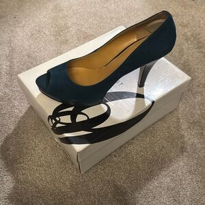 Gently used turquoise suede Nine West pumps size 9